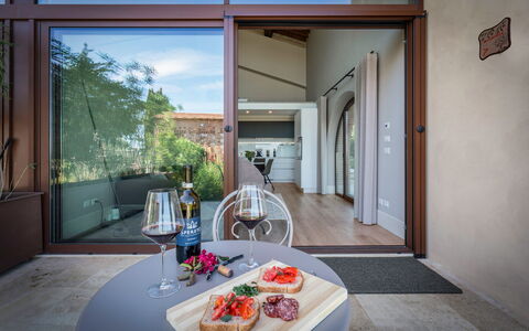 Melaiolo Modern Apartment With Pool, Montaione, To: Tavola, Tavolo, Cibo, Porta, Legna, Pianta, Interior Design, Pavimentazione, Pavimento
