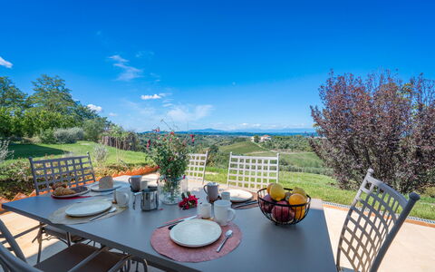Melaiolo Modern Apartment With Pool, Montaione, To: Tavolo, Cielo, Pianta, Mobilia, Tavola, Nube, Sedia, Tavolo Esterno, Mobili Da Esterno, Albero