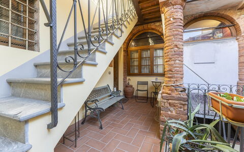 Lounge Flat Camaiore, Wifi, Versilia Coast: Proprietà, Mobilia, Finestra, Costruzione, Legna, Interior Design, Sedia, Le Scale, Pavimento, Divano