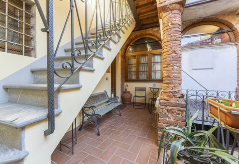 Lounge Flat Camaiore, Wifi, Versilia Coast: Proprietà, Mobilia, Finestra, Costruzione, Legna, Interior Design, Sedia, Le Scale, Pavimento, Divano