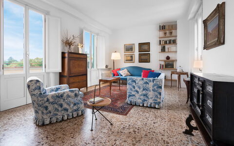 Orto Botanico Apartment With Terrace And Dome View: Cornice, Mobilia, Finestra, Tavolo, Azzurro, Legna, Cabinetry, Cassetto, Soggiorno, Interior Design