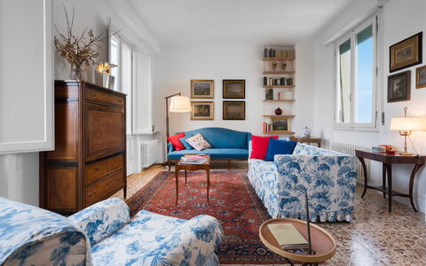 Orto Botanico Apartment With Terrace And Dome View: Cornice, Mobilia, Tavolo, Proprietà, Cabinetry, Blu, Azzurro, Legna, Interior Design, Comfort