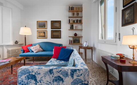 Orto Botanico Apartment With Terrace And Dome View: Cornice, Tavolo, Mobilia, Proprietà, Azzurro, Comfort, Interior Design, Legna, Finestra, Divano