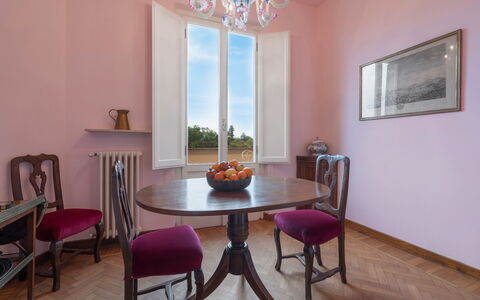 Orto Botanico Apartment With Terrace And Dome View: Tavolo, Mobilia, Proprietà, Sedia, Cornice, Pianta, Legna, Interior Design, Illuminazione, Pianta Della Casa