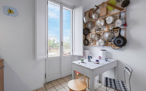Orto Botanico Apartment With Terrace And Dome View: Tavolo, Proprietà, Mobilia, Finestra, Interior Design, Legna, Illuminazione, Pavimento, Scaffalature
