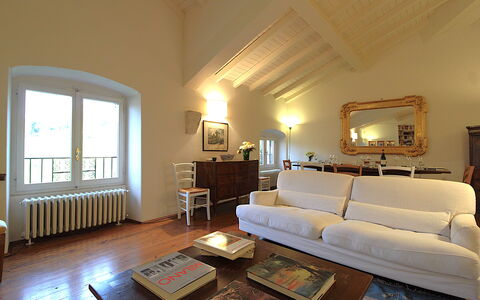 Il Vigneto, Verona, Pool, Wifi: Divano, Cornice, Mobilia, Comfort, Costruzione, Legna, Tavolo, Soggiorno, Pavimentazione, Finestra
