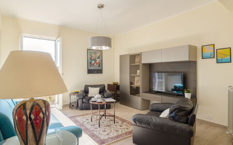 Casa Maria: Mobilia, Interior Design, Pavimentazione, Pavimento, Divano, Parete, Camera, Soffitto, Legna, Soggiorno