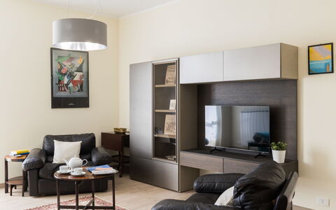 Casa Maria: Mobilia, Mensola, Libreria, Scaffalature, Interior Design, Pavimentazione, Legna, Soggiorno, Pavimento, Camera