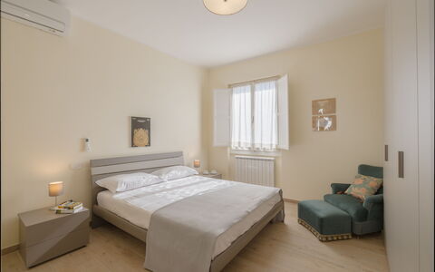 Casa Maria: Mobilia, Letto, Interior Design, Camera Da Letto, Parete, Pavimento, Pavimentazione, Bedding, Lenzuolo, Legna