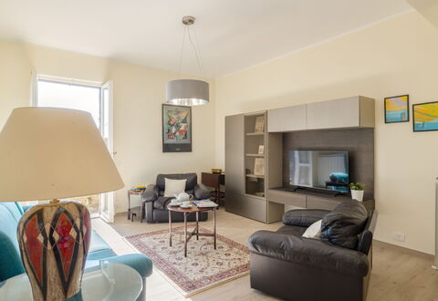 Casa Maria: Mobilia, Interior Design, Pavimentazione, Pavimento, Divano, Parete, Camera, Soffitto, Legna, Soggiorno