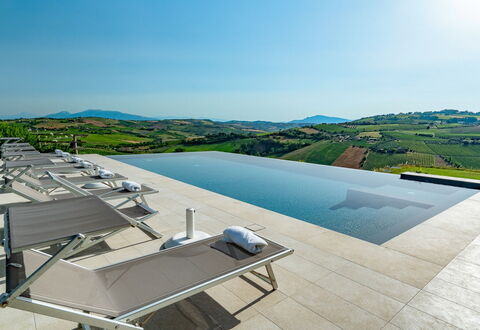 Relais Tenuta Santori: Cielo, Costruzione, Acqua, Mobili Da Esterno, Urban Design, Condominio, Albero, Zona Residenziale, Paesaggio, Piscina