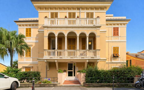 Casa con Accesso Privato al Mare, Parcheggio, Bogl: Giorno, Costruzione, Parete, Finestra, Facciata, Zona Residenziale, Casa, Architettura, Casa, Balcone