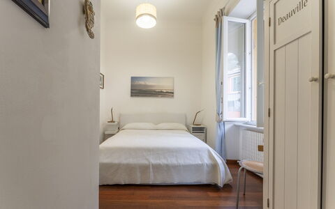 Casa con Accesso Privato al Mare, Parcheggio, Bogl: Parete, Interior Design, Legna, Mobilia, Pavimento, Pavimentazione, Camera Da Letto, Letto, Camera, Illuminazione