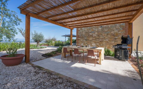 Punteriolo Spereto Family Apartment With Pool,: Pianta, Tavolo, Mobilia, Vaso Di Fiori, Cielo, Shade, Legna, Pianta Della Casa, Interior Design, Sedia