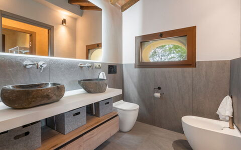 Punteriolo Spereto Family Apartment With Pool,: Marrone, Specchio, Rubinetto, Idraulico Fixture, Proprietà, Lavandino Del Bagno, Mobiletto Del Bagno, Lavello, Bagno, Legna