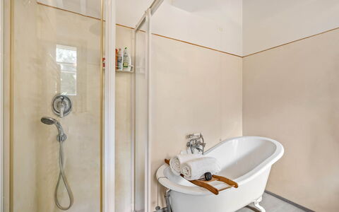Casale Rosa: Bagno, Idraulico Fixture, Interior Design, Pavimentazione, Pavimento, Idraulico, Rubinetto, Illuminazione, Camera, Vasca Da Bagno