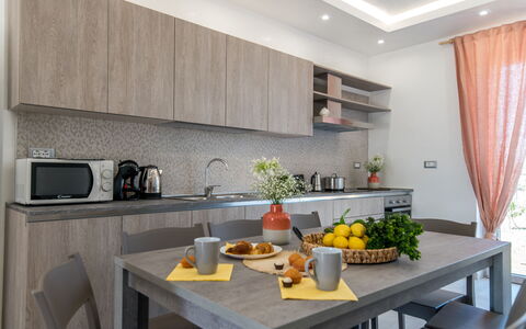 Villa Normanni: Tavolo, Controsoffitto, Proprietà, Cabinetry, Mobilia, Tavola, Cucina, Interior Design, Legna, Illuminazione