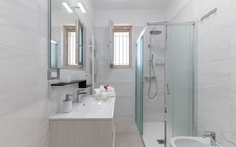 Villa Normanni: Rubinetto, Idraulico Fixture, Lavello, Proprietà, Specchio, Bagno, Interior Design, Doccia, Costruzione