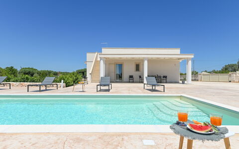 Villa Normanni: Cielo, Proprietà, Acqua, Azzurro, Shade, Tempo Libero, Rettangolo, Erba, Albero, Immobiliare
