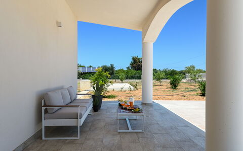 Villa Normanni: Cielo, Pianta, Mobilia, Shade, Interior Design, Architettura, Divano, Pavimento, Albero, Mobili Da Esterno