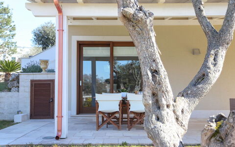 Villa Don Sante In Locorotondo Puglia: Pianta, Costruzione, Tavolo, Proprietà, Finestra, Legna, Albero, Interior Design, Shade, Porta