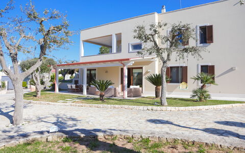 Villa Don Sante In Locorotondo Puglia: Pianta, Cielo, Costruzione, Proprietà, Finestra, Casa, Albero, Shade, Porta, Zona Residenziale