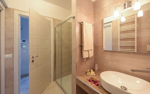 Villa Adriatica Near Ostuni Puglia: Specchio, Rubinetto, Lavello, Idraulico Fixture, Proprietà, Lavandino Del Bagno, Bagno, Interior Design, Architettura