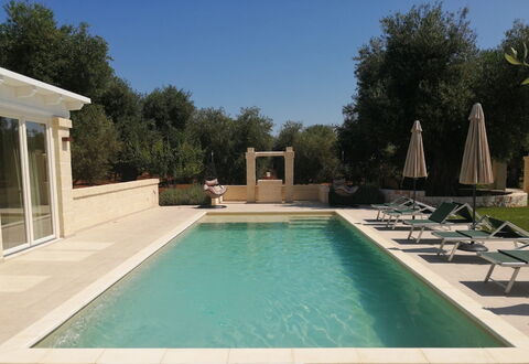 Villa Adriatica Near Ostuni Puglia: Acqua, Cielo, Piscina, Pianta, Shade, Albero, Sedia, Tempo Libero, Erba, Materiale Composito