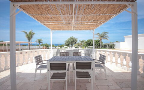 Villa Azzurra Seaview In Monopoli, Puglia: Cielo, Mobilia, Proprietà, Tavolo, Sedia, Shade, Mobili Da Esterno, Interior Design, Albero, Legna