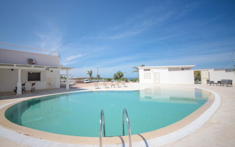 Villa Azzurra Seaview In Monopoli, Puglia: Acqua, Cielo, Proprietà, Piscina, Azzurro, Costruzione, Shade, Corpo D'Acqua, Tempo Libero, Aqua