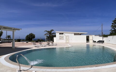 Villa Azzurra Seaview In Monopoli, Puglia: Acqua, Cielo, Piscina, Costruzione, Corpo D'Acqua, Albero, Tempo Libero, Materiale Composito, Immobiliare, Resort Citta '