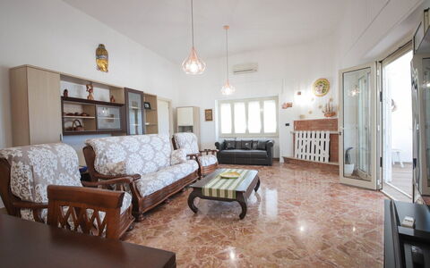 Villa Azzurra Seaview In Monopoli, Puglia: Divano, Cornice, Mobilia, Proprietà, Tavolo, Costruzione, Interior Design, Legna, Soggiorno, Casa