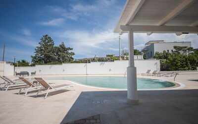Villa Azzurra Seaview In Monopoli, Puglia: Acqua, Cielo, Nube, Pianta, Piscina, Albero, Shade, Tempo Libero, Materiale Composito, Paesaggio