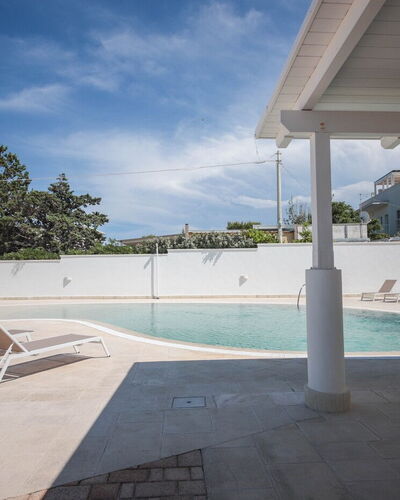 Villa Azzurra Seaview In Monopoli, Puglia: Acqua, Cielo, Nube, Pianta, Piscina, Albero, Shade, Tempo Libero, Materiale Composito, Paesaggio