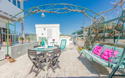 Casa Laura: Appartamento, Balcone, Sedia, Mobili Da Esterno, Vaso Di Fiori, Tavolo Esterno, Pianta Della Casa, Terrazza, Hotel, Cortile