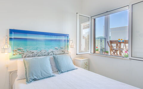 Casa Laura: Blu, Interior Design, Camera Da Letto, Mare, Biancheria, Appartamento, Bedding, Oceano, Balcone, Letto