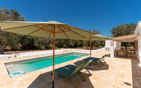 Villa Jolie: Mobili Da Esterno, Piscina, Mobilia, Ombrello, Shade, Sedia, Ricorrere, Eco Hotel, Design, Landscaping