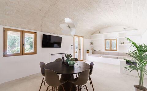 Villa Jolie: Pavimentazione, Interior Design, Mobilia, Soffitto, Pavimento, Illuminazione, Camera, Lampada, Sedia, Soggiorno