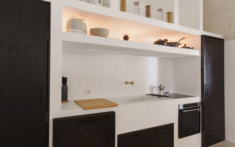 Villa Jolie: Cucina, Interior Design, Controsoffitto, Pavimentazione, Cabinetry, Soffitto, Mobilia, Illuminazione, Pavimento, Camera