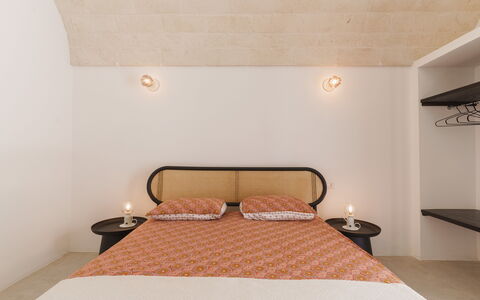 Villa Jolie: Parete, Interior Design, Mobilia, Soffitto, Pavimentazione, Camera Da Letto, Pavimento, Letto, Illuminazione, Camera