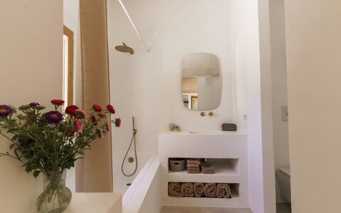 Villa Jolie: Bagno, Parete, Interior Design, Pavimentazione, Idraulico Fixture, Pavimento, Lavandino Del Bagno, Legna, Casa, Illuminazione