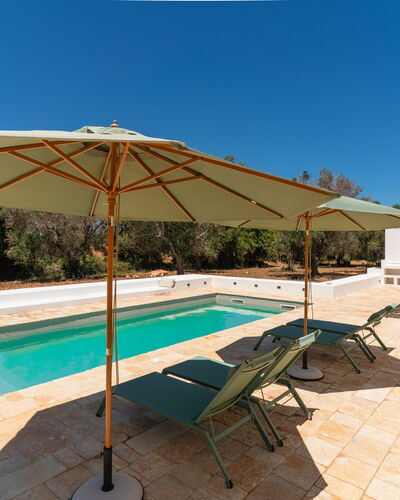 Villa Jolie: Mobili Da Esterno, Piscina, Mobilia, Ombrello, Shade, Sedia, Ricorrere, Eco Hotel, Design, Landscaping