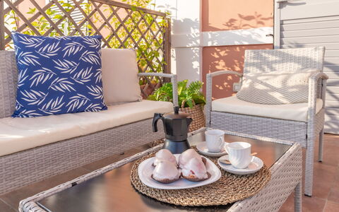 Sospiri Sul Mare: Mobilia, Tavolo, Tavola, Dishware, Tessile, Comfort, Soggiorno, Mobili Da Esterno, Interior Design
