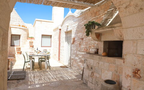 Country Trullo Rosso With Jacuzzi Alberobello: Finestra, Costruzione, Cielo, Tavolo, Pianta, Brick, Interior Design, Sedia, Muratura, Legna