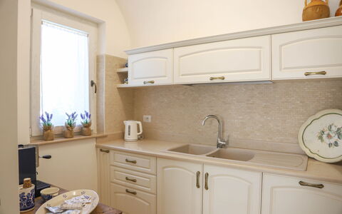 Country Trullo Rosso With Jacuzzi Alberobello: Cabinetry, Controsoffitto, Proprietà, Mobilia, Costruzione, Lavello, Lavandino Della Cucina, Cucina, Cassetto, Rubinetto