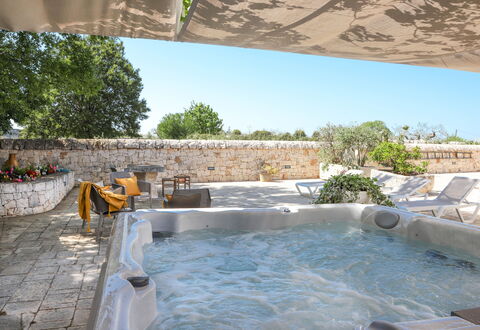 Country Trullo Rosso With Jacuzzi Alberobello: Acqua, Proprietà, Cielo, Pianta, Piscina, Vasca Da Bagno, Albero, Materiale Composito, Shade, Tempo Libero