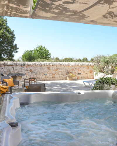 Country Trullo Rosso With Jacuzzi Alberobello: Acqua, Proprietà, Cielo, Pianta, Piscina, Vasca Da Bagno, Albero, Materiale Composito, Shade, Tempo Libero