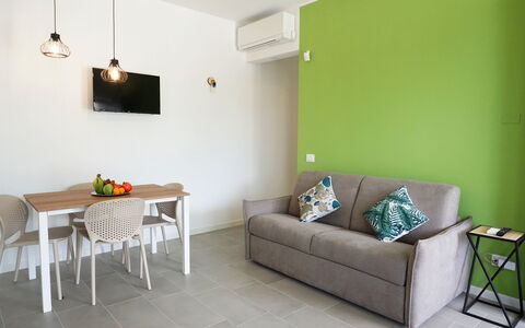 Apartments In Villa Selva, Locorotondo, Puglia: Mobilia, Tavolo, Proprietà, Divano, Illuminazione, Legna, Interior Design, Pavimentazione, Sedia, Comfort