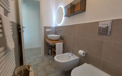 Apartments In Villa Selva, Locorotondo, Puglia: Rubinetto, Lavandino Del Bagno, Proprietà, Lavello, Idraulico Fixture, Costruzione, Bagno, Specchio, Interior Design, Viola