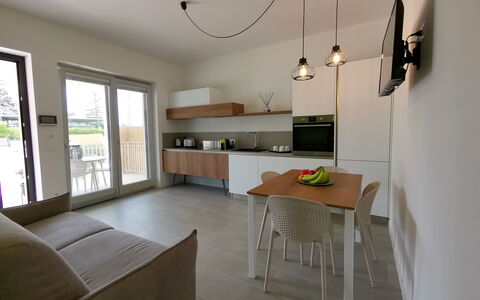 Apartments In Villa Selva, Locorotondo, Puglia: Tavolo, Mobilia, Cabinetry, Finestra, Costruzione, Pianta, Legna, Controsoffitto, Architettura, Interior Design